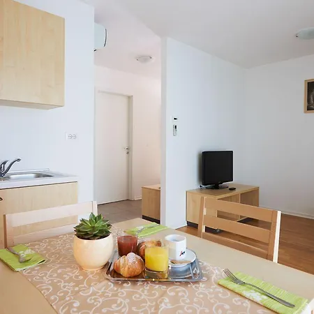 Cave & Proteus Постойна