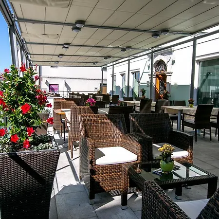 Cave & Proteus Hotel 3*