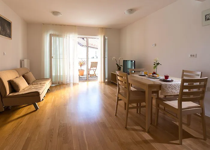 Cave & Proteus מלון 3*