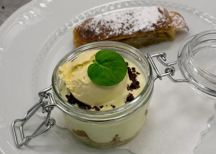 Cave & Proteus מלון