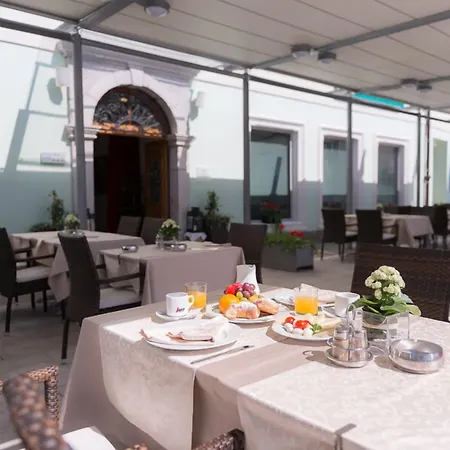 Cave & Proteus Hotel 3*